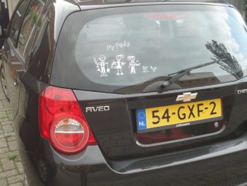 Auto met sticker vader met hengel - moeder met tasjes - meisje gitaar - kippenstickers