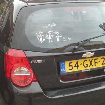 Auto met sticker vader met hengel - moeder met tasjes - meisje gitaar - kippenstickers