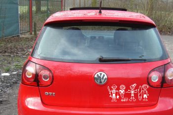 Autostickers van vader met hengel, moeder met boek, meisje zwemt en jongen met surfboard