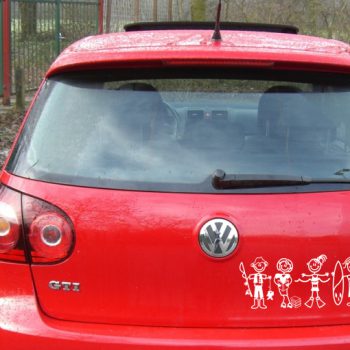 Autostickers van vader met hengel, moeder met boek, meisje zwemt en jongen met surfboard