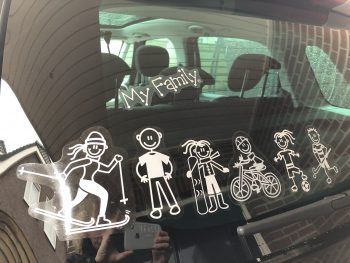 Autosticker moeder langlauf, vader kaal, meisje snowboard, jongen fiets, meisje voetbal en jongen hockey