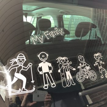 Autosticker moeder langlauf, vader kaal, meisje snowboard, jongen fiets, meisje voetbal en jongen hockey