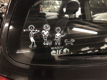 Autostickers The Sticker Family - vader golf - moeder met boek - jongen gitaar en teckel