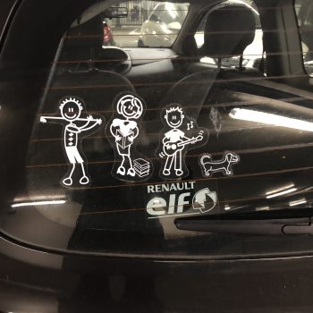 Autostickers The Sticker Family - vader golf - moeder met boek - jongen gitaar en teckel